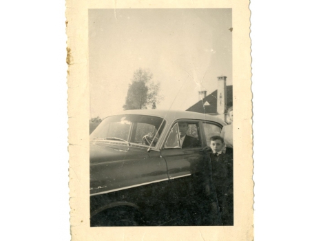 Familie Strijmeersch aan hun wagen, Sint-Lievens-Houtem, 1955