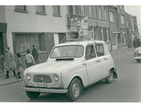 Een Renault R4 in de Bacchusstoet, Sint-Lievens-Houtem, 1965