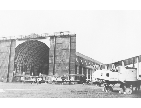 Zeppelinhal van Gontrode met een Gotha vliegtuig, 1915.