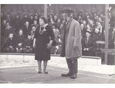 Clown Titi en bestuurster Maria Leschan, Circus Jhony op Houtem Jaarmarkt, ca. 1960