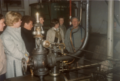 Groepsbezoek, stokerij Van Damme, Balegem, 1984
