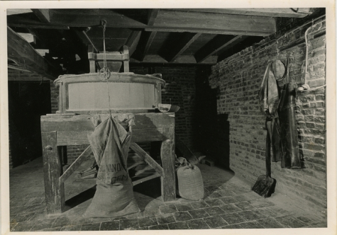 Graanzolder en graanmolen, stokerij Van Damme, Balegem, ca. 1981 