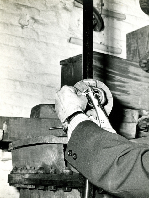 Controle door dienst Accijnzen, stokerij Van Damme, Balegem, 1978