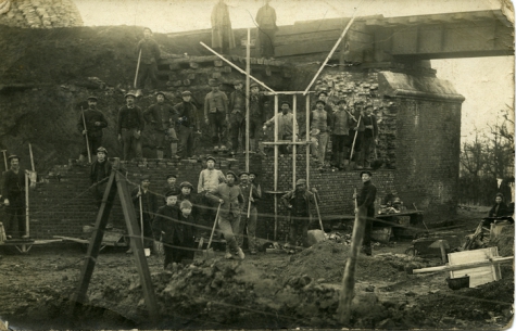 Groep opgeëisten tijdens Wereldoorlog I herstellen de brug in Erwetegem, 1917