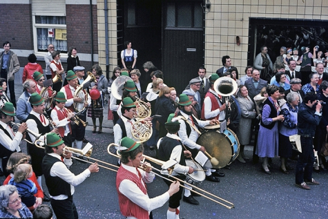 Carnavalsgroep 'Drie Koningen' tijdens stoet, Merelbeke, 1979