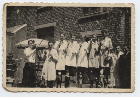 Groep kinderen met poppen, Merelbeke