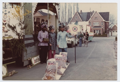 Carnavalsgroep Drie Koningen beeldt bakkerenkaarting uit, Merelbeke, 1977
