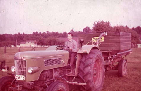 Wilfried De Moor op de tractor, Oosterzele, jaren '60