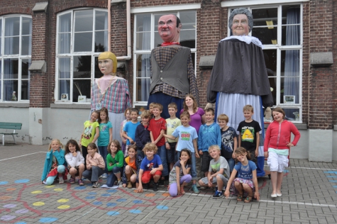 Klasfoto derde leerjaar gemeenteschool Melle met de Melse reuzen, 2013