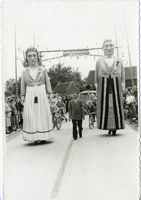 Reuzen wandelen Kattestraat in, Landskouter, 1956