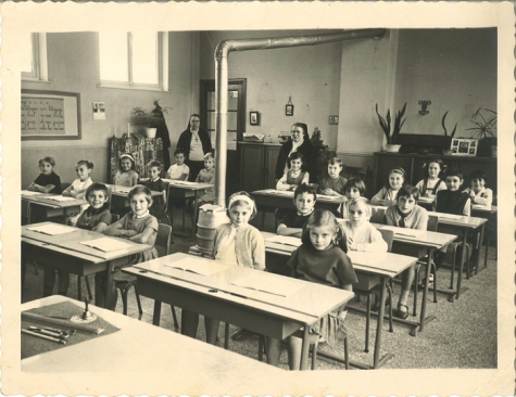 Schepen Christine De Pus op 10-jarige leeftijd met haar klasgenootjes van de gemeenteschool in Oudegem, 1969 