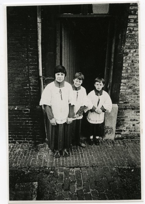 Misdienaars aan de achterzijde van de kerk, Munte