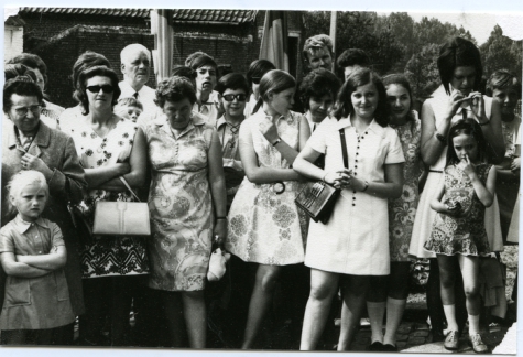 Inhuldiging prietser Neels, toeschouwers, Munte, 1971