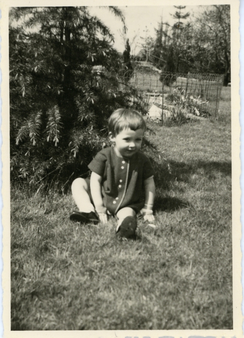 Gemeenteraadslid Marijke Pruyt speelt in de tuin, Merelbeke, 1962