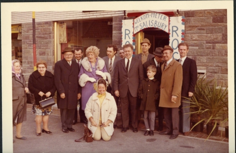 Groepsfoto naar aanleiding van het bezoek van mevrouw Remue ook gekend als 'Miss Amerika' aan café De Roskam, Merelbeke, 1970-1975