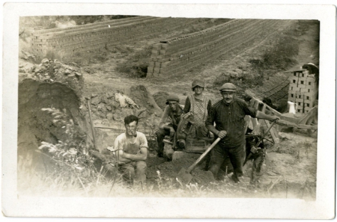 De familie Westelinck aan het werk in een steenbakkerij, Evere, 1920-1925