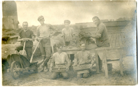 De familie Westelinck aan het werk in een steenbakkerij, Evere, 1924