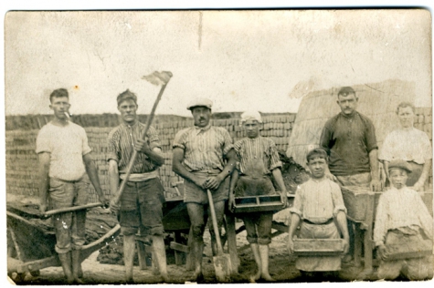 Merelbekenaren aan het werk in een steenbakkerij, Evere, 1920-1925
