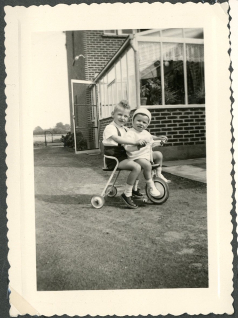 Marc Moerman (de kleinste) en Dirk Westelinck op een driewieler, Merelbeke, 1960