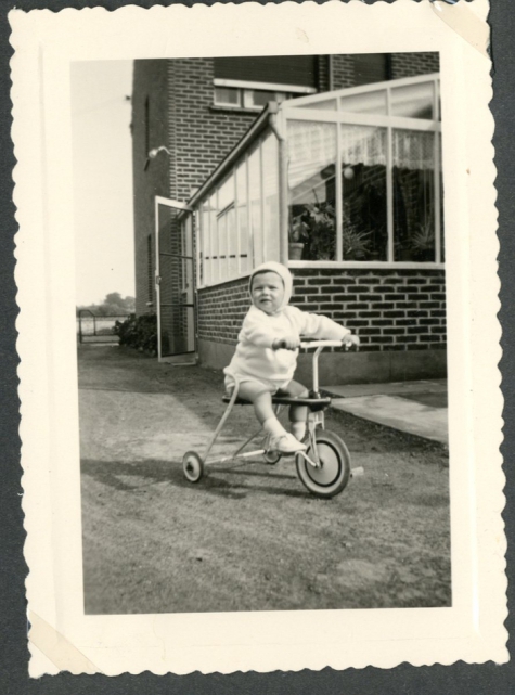 Marc Moerman op zijn driewieler, Merelbeke, 1960