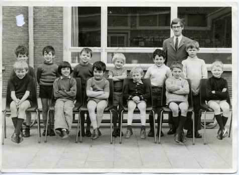 Klasfoto van het 1ste leerjaar bij meester Delaruelle in het Johannescollege, Merelbeke, 1971-1972