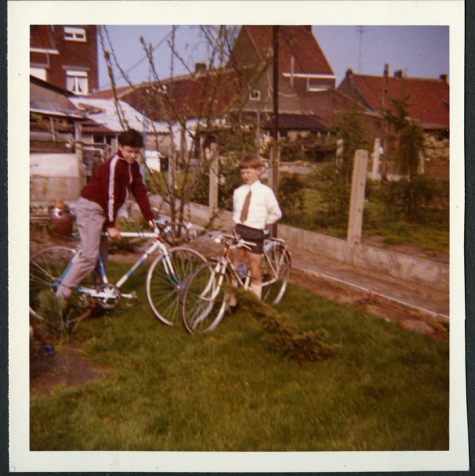 Marc Moerman (links) en Martin Moerman (rechts) met hun nieuwe fiets, Merelbeke, 1971