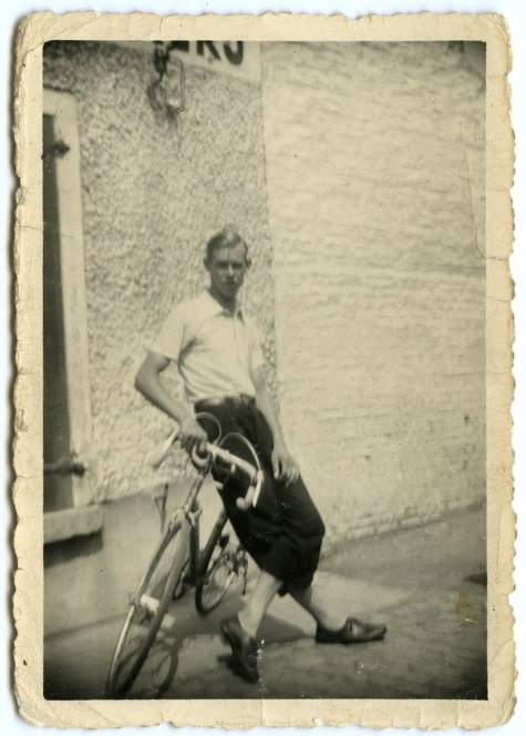 Valère Moerman met zijn koersfiets, Merelbeke, 1946-1948