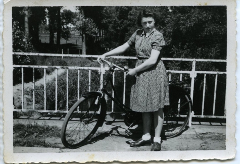 Maria Westelinck met haar fiets, Merelbeke, 1943