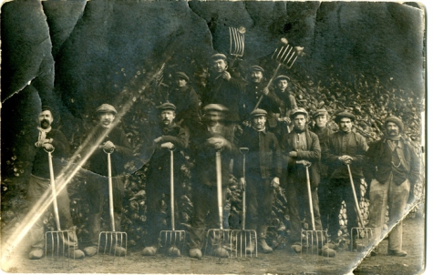 Groepsfoto van Merelbekenaren tijdens de grote bietencampagne, Frankrijk, 1920-1925