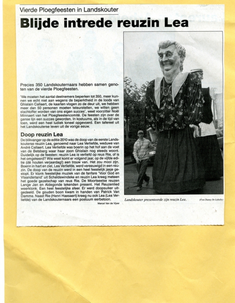 Krantenartikel inhuldiging reuzin Lea, Landskouter, 2010