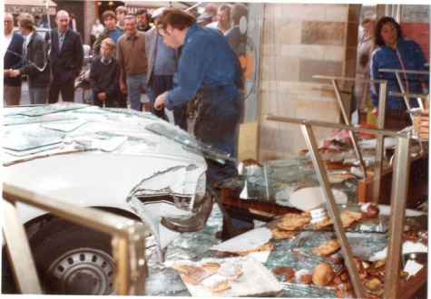 Bakker De Paepe meet schade op na auto-ongeval, Merelbeke, 1982.