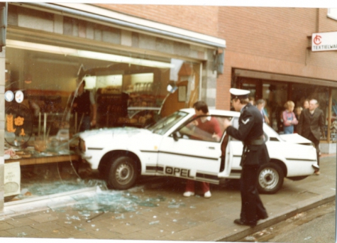 Politie ter plaatse op auto-ongeluk bij bakkerij De Paepe, Merelbeke, 1982.