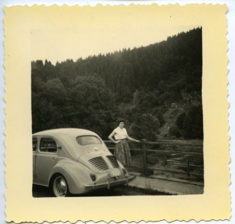 Cecile De Troy aan haar wagen, La Roche-en-Ardenne, 1958