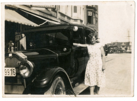 Adrienne Spillier aan de wagen van de familie Verbrugghen, Knokke, 1927-1928