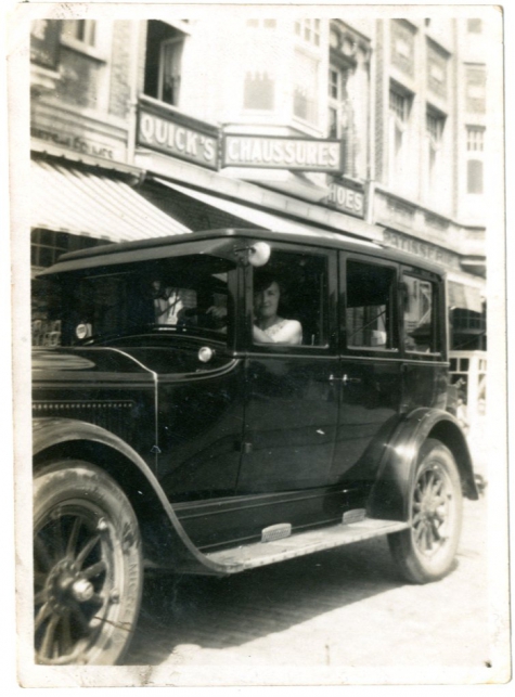 Adrienne Spillier in de wagen van de familie Verbrugghen, Knokke, 1927-1928