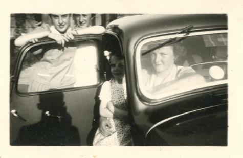 Annie Vander Heyden en Jenny Vander Heyden aan de Citroën van Arthur De Meyer, Gentbrugge, 1950