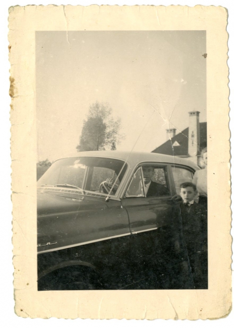 Familie Strijmeersch aan hun wagen, Sint-Lievens-Houtem, 1955