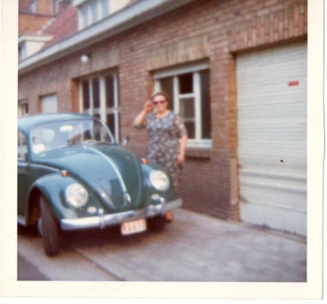 Adrienne Spillier aan haar Volkswagen Kever, Merelbeke, 1965