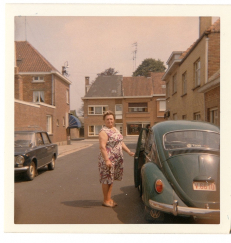 Adrienne Spillier aan haar Volkswagen Kever, Merelbeke, 1965