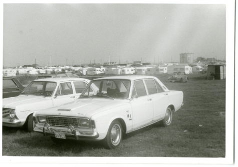 Geparkeerde wagens aan de Belgische kust, rond 1969