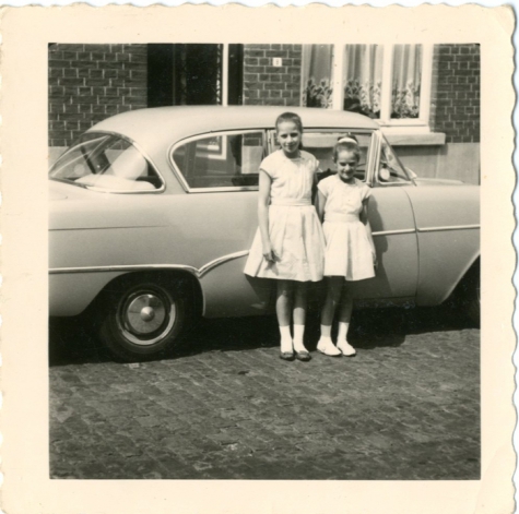 Annieta en Marita Van Herpe, Balegem, 1957