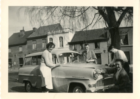 Opel Record van familie De Paepe reinigen, Merelbeke, jaren 1960 
