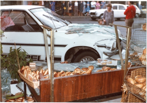 Gebroken vitrine van bakkerij De Paepe, Merelbeke, 1982