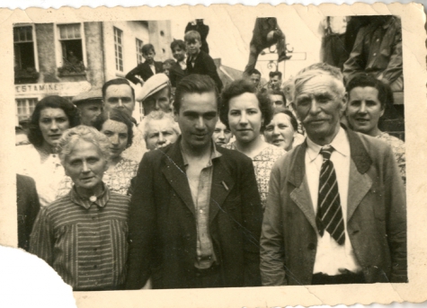 Gustaaf Van Bever tussen zijn familie, Sint-Lievens-Houtem, 1945