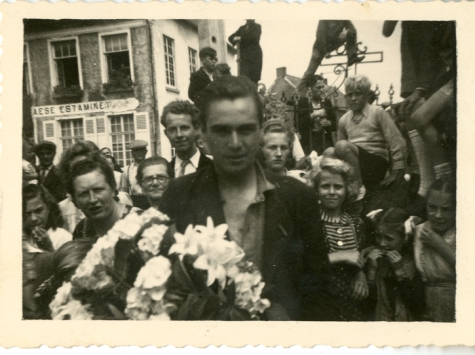 Gustaaf Van Bever met bloemen, Sint-Lievens-Houtem, 1945