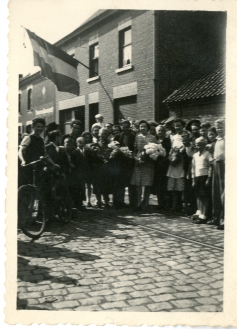 Buurt ontvangt Gustaaf Van Bever, Sint-Lievens-Houtem, 1945