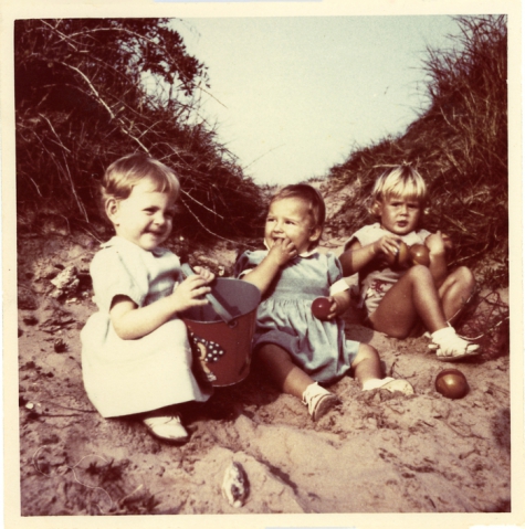 Schepen Marleen Verdonck op vakantie met de familie, Cadzand, 1956
