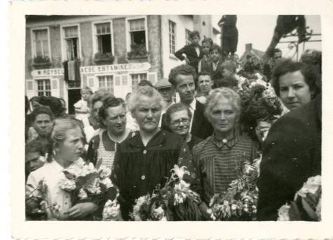 Houtemnaren verwelkomen Gustaaf Van Bever, Sint-Lievens-Houtem, 1945