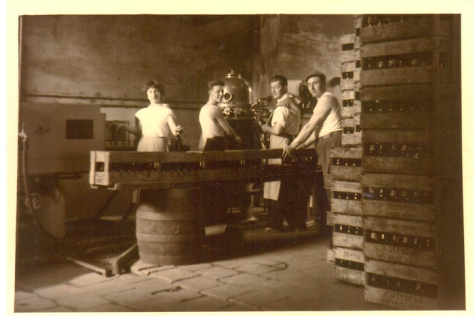 Bottelen van bier Canda, Landskouter, jaren 1950