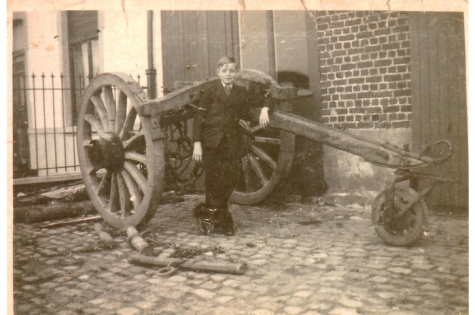 Jonge Gustaaf van houtzagerij D'Hont bij een boomezel, Landskouter, 1945-1950 